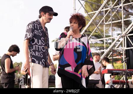 Orietta Berti (R) e Fabio Rovazzi (L), i famosi cantanti italiani visti durante il soundcheck al Napoli Pizza Village di Napoli. (Foto di Francesco Cigliano / SOPA Images/Sipa USA) Foto Stock