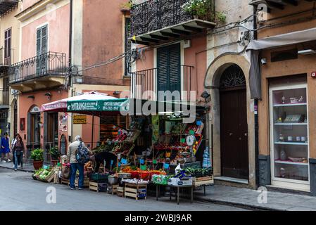 Monreale, Italia - 12 maggio 2023: Negozio di frutta e verdura in una strada con gente nel centro storico di Monreale, Palermo, Sicilia; Italia; Foto Stock