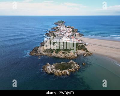 Surf e viaggi destinazione Baleal in Portogallo in una giornata di sole con le onde Foto Stock