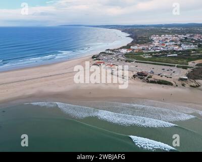 Surf e viaggi destinazione Baleal in Portogallo in una giornata di sole con le onde Foto Stock