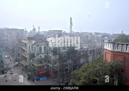 Un vecchio quartiere nel quartiere a luci rosse di Lahore chiamato Heera Mandi, situato nella città vecchia, a Lahore, Pakistan - foto dai toni blu Foto Stock