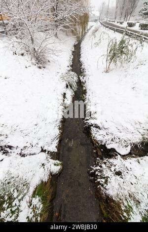 Rive del fiume Ikva coperte di neve fresca in inverno, Sopron, Ungheria Foto Stock