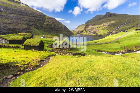 Nordic paesaggio naturale, Saksun, Stremnoy isola, isole Faerøer, Danimarca. Iconico il tetto verde case. Foto Stock