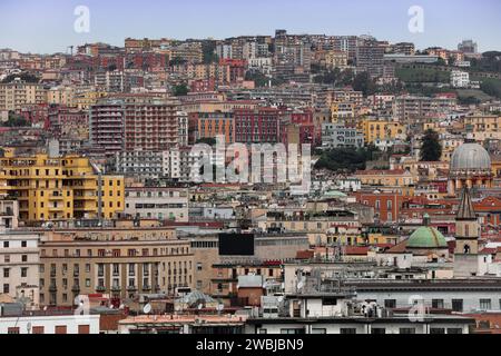 Enorme grattacielo di edifici del centro città di Napoli visto dal porto Foto Stock