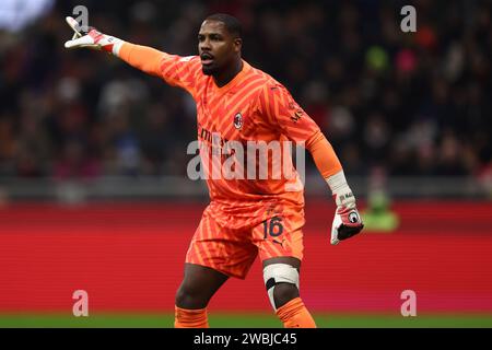 Milano, Italia. 10 gennaio 2024. Mike Maignan dell'AC Milan gestisce durante la partita di Coppa Italia tra AC Milan e Atalanta BC allo Stadio Giuseppe Meazza il 10 gennaio 2024 a Milano. Crediti: Marco Canoniero/Alamy Live News Foto Stock