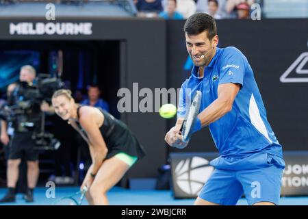 11 gennaio 2024: Aryna Sabalenka e Novak Djokovic si alleano per il doppio in un evento di beneficenza sulla Rod Laver Arena per l'Australian Tennis Foundation prima dell'Australian Open che inizia il 14 gennaio. Sydney Low/Cal Sport Media(immagine di credito: © Sydney Low/Cal Sport Media) Foto Stock