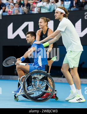 11 gennaio 2024: Aryna Sabalenka e Stefanos Tsitsipas aiutano Novak Djokovic a giocare a tennis su una sedia a rotelle sulla Rod Laver Arena in un evento di beneficenza per l'Australian Tennis Foundation in vista dell'Australian Open che inizia il 14 gennaio. Sydney Low/Cal Sport Media Foto Stock