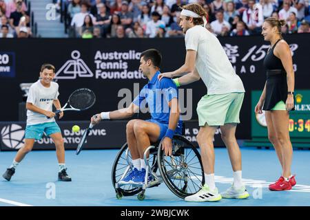 11 gennaio 2024: Aryna Sabalenka e Stefanos Tsitsipas aiutano Novak Djokovic a giocare a tennis su una sedia a rotelle sulla Rod Laver Arena in un evento di beneficenza per l'Australian Tennis Foundation in vista dell'Australian Open che inizia il 14 gennaio. Sydney Low/Cal Sport Media Foto Stock