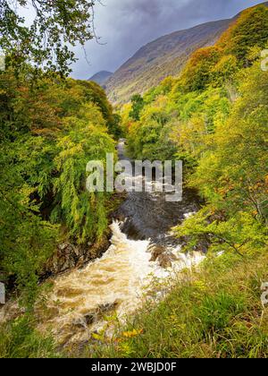 Colori autunnali di Glen Lyon vicino a Fortingall Perthshire, Scozia, Regno Unito Foto Stock