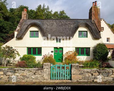 Antica casa tradizionale con tetto in paglia nel villaggio di Fortingall, Glen Lyon, Perthshire, Scozia, Regno Unito 2023 Foto Stock