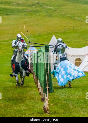 Cavalieri medievali in amour su giostre a cavallo al festival storico di Chalke Valley Wiltshire 2023 Foto Stock