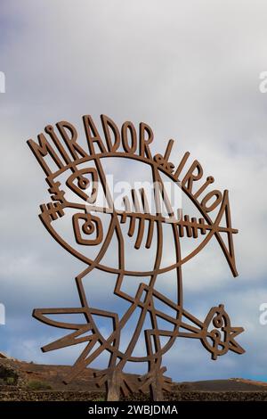 Scultura di uccelli e pesci di ferro Wrougt all'ingresso del punto panoramico del Mirador del Rio. Primo piano. Lanzarote, Isole Canarie, . 7 novembre 2023 Foto Stock