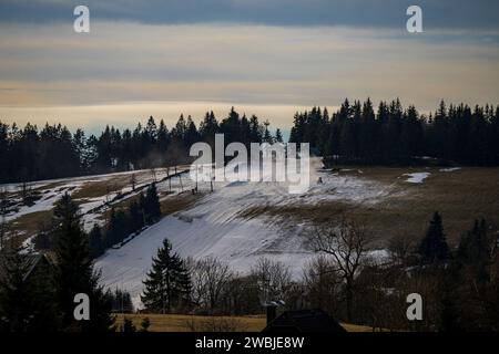 Bedrichov, Repubblica Ceca. 11 gennaio 2024. I canottini di neve iniziano a lavorare nella skiarea Bedrichov, nei monti Jizera, in Repubblica Ceca, l'11 gennaio 2024. Crediti: Radek Petrasek/CTK Photo/Alamy Live News Foto Stock