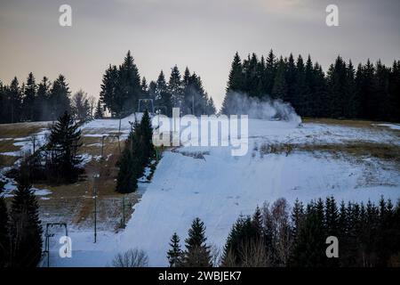 Bedrichov, Repubblica Ceca. 11 gennaio 2024. I canottini di neve iniziano a lavorare nella skiarea Bedrichov, nei monti Jizera, in Repubblica Ceca, l'11 gennaio 2024. Crediti: Radek Petrasek/CTK Photo/Alamy Live News Foto Stock