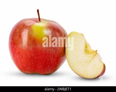 Mele isolate. Frutta di mela rossa intera con fetta isolata su fondo bianco. Foto Stock