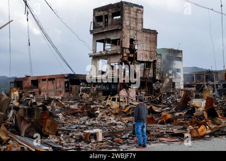 Ishikawa, Giappone. 5 gennaio 2024. Una vista degli edifici distrutti intorno al luogo turistico di Asaichi a seguito di un incendio su larga scala, a Wajima, nella prefettura di Ishikawa. Almeno 73 persone sono state confermate morte nella prefettura di Ishikawa a causa del potente terremoto di magnitudo-7,6 che ha colpito la prefettura e le aree circostanti il giorno di Capodanno mentre i soccorritori continuavano a cercare persone scomparse. (Immagine di credito: © James Matsumoto/SOPA Images via ZUMA Press Wire) SOLO USO EDITORIALE! Non per USO commerciale! Foto Stock