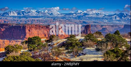 Una vista aerea del terreno roccioso di un canyon in una giornata di sole Foto Stock