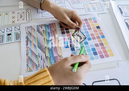 Giovani di startup diversificati e brainstorming di partnership durante il progetto di riunione nella sala riunioni Foto Stock
