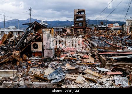 Ishikawa, Giappone. 5 gennaio 2024. Una vista degli edifici distrutti intorno al luogo turistico di Asaichi a seguito di un incendio su larga scala, a Wajima, nella prefettura di Ishikawa. Almeno 73 persone sono state confermate morte nella prefettura di Ishikawa a causa del potente terremoto di magnitudo-7,6 che ha colpito la prefettura e le aree circostanti il giorno di Capodanno mentre i soccorritori continuavano a cercare persone scomparse. (Immagine di credito: © James Matsumoto/SOPA Images via ZUMA Press Wire) SOLO USO EDITORIALE! Non per USO commerciale! Foto Stock