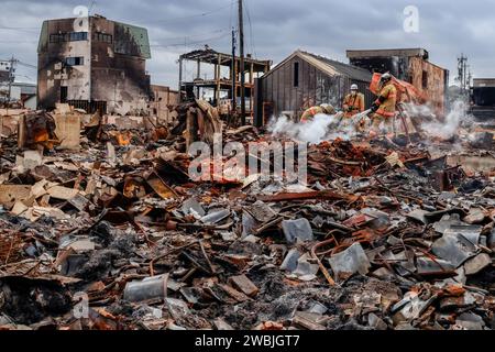 Ishikawa, Giappone. 5 gennaio 2024. I vigili del fuoco si vedono spegnere un incendio nel mezzo di edifici distrutti intorno al luogo turistico di Asaichi a seguito di un incendio su larga scala, a Wajima, nella prefettura di Ishikawa. Almeno 73 persone sono state confermate morte nella prefettura di Ishikawa a causa del potente terremoto di magnitudo-7,6 che ha colpito la prefettura e le aree circostanti il giorno di Capodanno mentre i soccorritori continuavano a cercare persone scomparse. (Immagine di credito: © James Matsumoto/SOPA Images via ZUMA Press Wire) SOLO USO EDITORIALE! Non per USO commerciale! Foto Stock