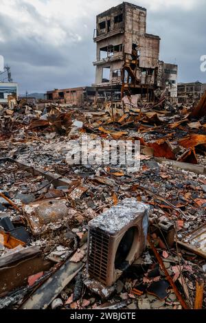 Ishikawa, Giappone. 5 gennaio 2024. Una vista degli edifici distrutti intorno al luogo turistico di Asaichi a seguito di un incendio su larga scala, a Wajima, nella prefettura di Ishikawa. Almeno 73 persone sono state confermate morte nella prefettura di Ishikawa a causa del potente terremoto di magnitudo-7,6 che ha colpito la prefettura e le aree circostanti il giorno di Capodanno mentre i soccorritori continuavano a cercare persone scomparse. (Immagine di credito: © James Matsumoto/SOPA Images via ZUMA Press Wire) SOLO USO EDITORIALE! Non per USO commerciale! Foto Stock