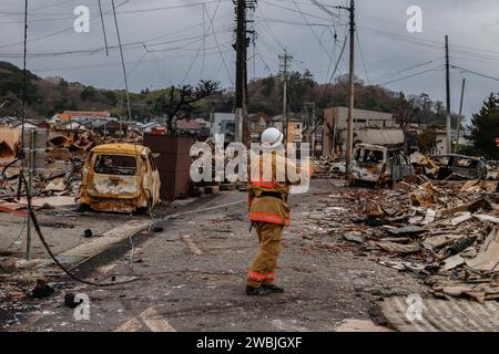 Ishikawa, Giappone. 5 gennaio 2024. Un vigile del fuoco è visto nel mezzo di edifici distrutti intorno al luogo turistico di Asaichi a seguito di un incendio su larga scala, a Wajima, nella prefettura di Ishikawa. Almeno 73 persone sono state confermate morte nella prefettura di Ishikawa a causa del potente terremoto di magnitudo-7,6 che ha colpito la prefettura e le aree circostanti il giorno di Capodanno mentre i soccorritori continuavano a cercare persone scomparse. (Immagine di credito: © James Matsumoto/SOPA Images via ZUMA Press Wire) SOLO USO EDITORIALE! Non per USO commerciale! Foto Stock