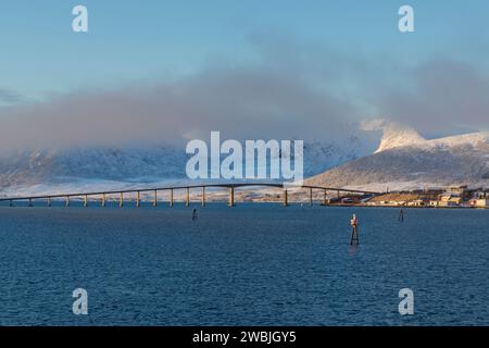 Ponte Andøy a Risoyhamn, Norvegia, Scandinavia, Europa in ottobre - il ponte collega l'isola di Andøya alla vicina isola di Hinnøya Foto Stock