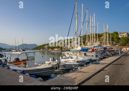 Yacht ormeggiati nel porto di Vathi sull'isola di Meganisi nel Mar Ionio Foto Stock