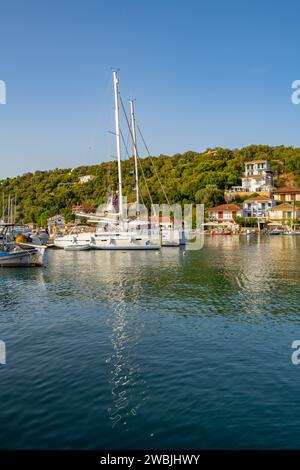 Yacht ormeggiati nel porto di Vathi sull'isola di Meganisi nel Mar Ionio Foto Stock