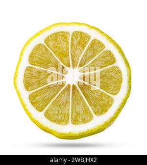 Vista frontale di una succosa fetta di limone fresca isolata su sfondo bianco Foto Stock