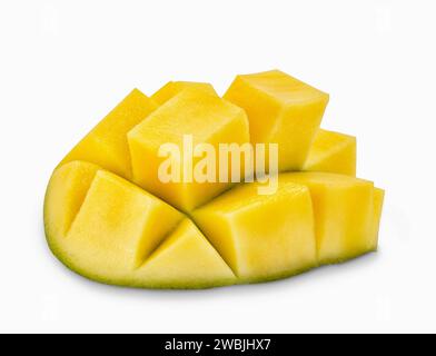 Mango isolato su bianco. Cubetti di frutta di mango. Foto Stock