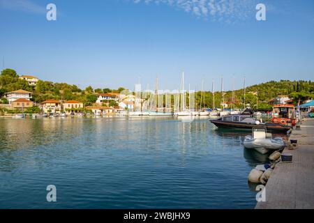 Yacht ormeggiati nel porto di Vathi sull'isola di Meganisi nel Mar Ionio Foto Stock