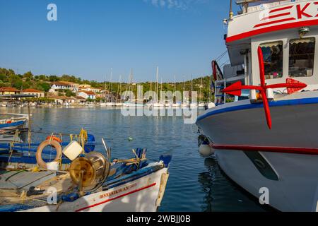 Yacht ormeggiati nel porto di Vathi sull'isola di Meganisi nel Mar Ionio Foto Stock