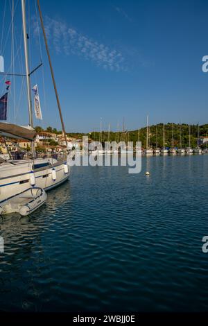 Yacht ormeggiati nel porto di Vathi sull'isola di Meganisi nel Mar Ionio Foto Stock