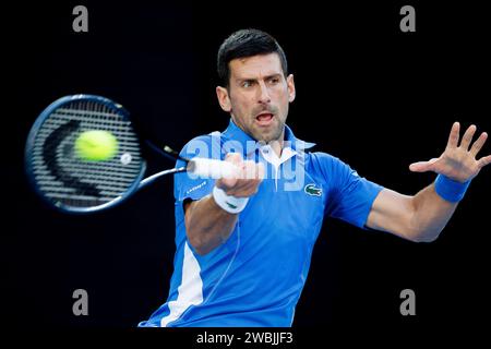 11 gennaio 2024: Novak Djokovic in azione contro Stefanos Tsitsipas sulla Rod Laver Arena in un evento di beneficenza per l'Australian Tennis Foundation in vista dell'Australian Open che inizia il 14 gennaio. Sydney Low/Cal Sport Media Foto Stock