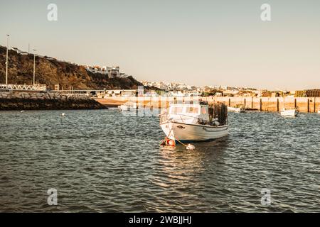 Piccola barca nel porticciolo di Albufeira, Algarve, nel sud del Portogallo Foto Stock