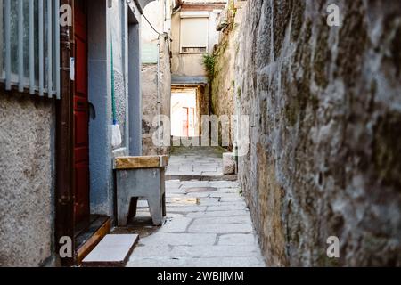 Vista reale delle strade di Porto in luoghi non turistici, nel nord del Portogallo Foto Stock