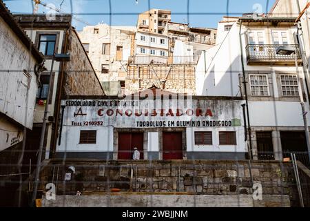 17 aprile 2023 - Porto, Portogallo: Vecchio edificio della società in alluminio Foto Stock