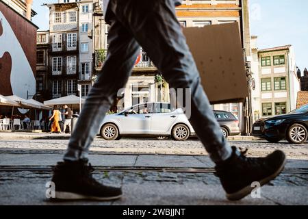 Strada piena di vita - pendolari, turisti, auto in movimento a Porto, Portogallo Foto Stock