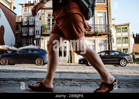 Strada piena di vita - pendolari, turisti, auto in movimento a Porto, Portogallo Foto Stock