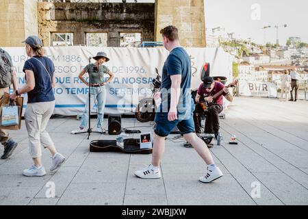 17 aprile 2023 - Porto, Portogallo: Banda di strada che suona sul lungofiume del porto turistico Foto Stock