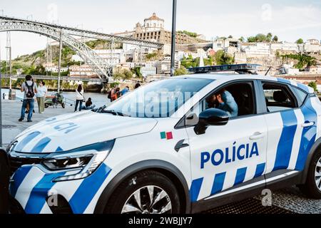 17 aprile 2023 - Porto, Portogallo: Auto della polizia nel centro di Porto Foto Stock