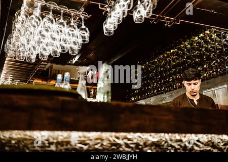 17 aprile 2023 - Porto, Portogallo: Barman portoghese che lavora al bar e prepara bevande Foto Stock