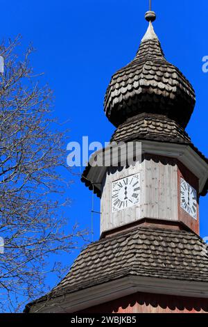 Campanile con orologio a una mano contro il cielo blu brillante in primavera. La chiesa medievale di San Lawrence, Perniö, Salo, Finlandia Foto Stock