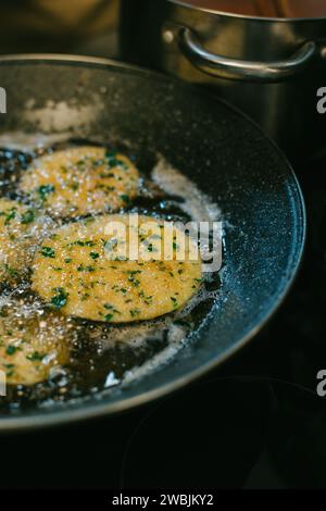 Fette di melanzane fritte in padella con erbe. Primo piano. Foto Stock
