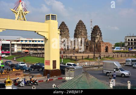 Lopburi città, arco e Prang Sam Yot a Kmer tempio (13 ° secolo). Thailandia. Foto Stock