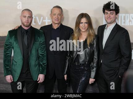 Los Angeles, USA. 10 dicembre 2023. (L-R) Chet Hanks, Tom Hanks, Rita Wilson e Truman Hanks alla premiere mondiale MASTERS OF THE AIR DI Apple TV tenutasi al Regency Village Theatre di Westwood, CALIFORNIA mercoledì 10 gennaio 2024. (Foto di Sthanlee B. Mirador/Sipa USA) credito: SIPA USA/Alamy Live News Foto Stock