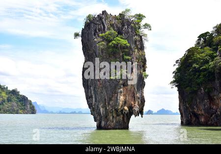 Ko Ta PU, Ko Tapu o Khao Ta PU (o isola di James Bond) è una piccola isola con torre carsica. Khao Phing Kan, Parco Nazionale Marino di Ao Phang Nga, Thailandia. Foto Stock