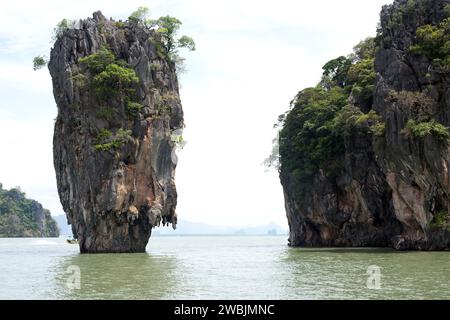 Ko Ta PU, Ko Tapu o Khao Ta PU (o isola di James Bond) è una piccola isola con torre carsica. Khao Phing Kan, Parco Nazionale Marino di Ao Phang Nga, Thailandia. Foto Stock