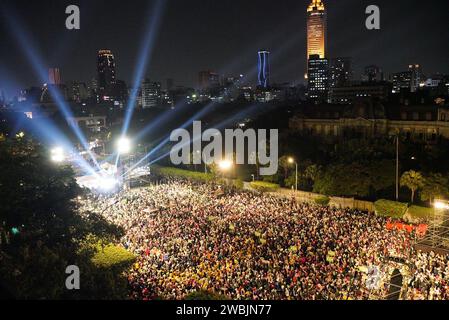 Taipeh, Taiwan. 11 gennaio 2024. I sostenitori del Partito Progressista Democratico (DPP) manifestano durante un evento elettorale. Crediti: Yu-Tzu Chiu/dpa/Alamy Live News Foto Stock